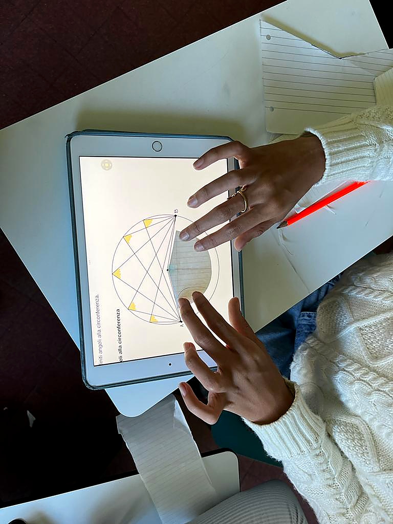 Studentessa al lavoro su un esercizio di geometria con il tablet