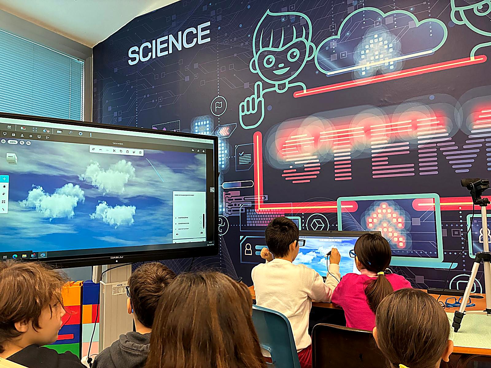 Alunni della Primaria nell'aula STEM con il muro di Lego